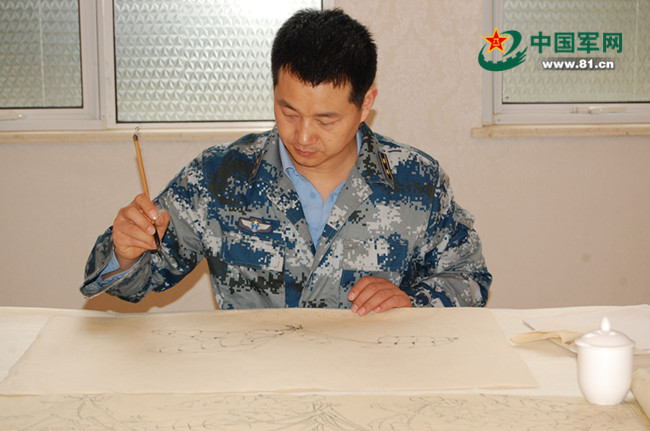 翰墨礪兵魂 空政文藝創(chuàng)作室書畫家走進空降兵某師采風(fēng)創(chuàng)作紀(jì)實